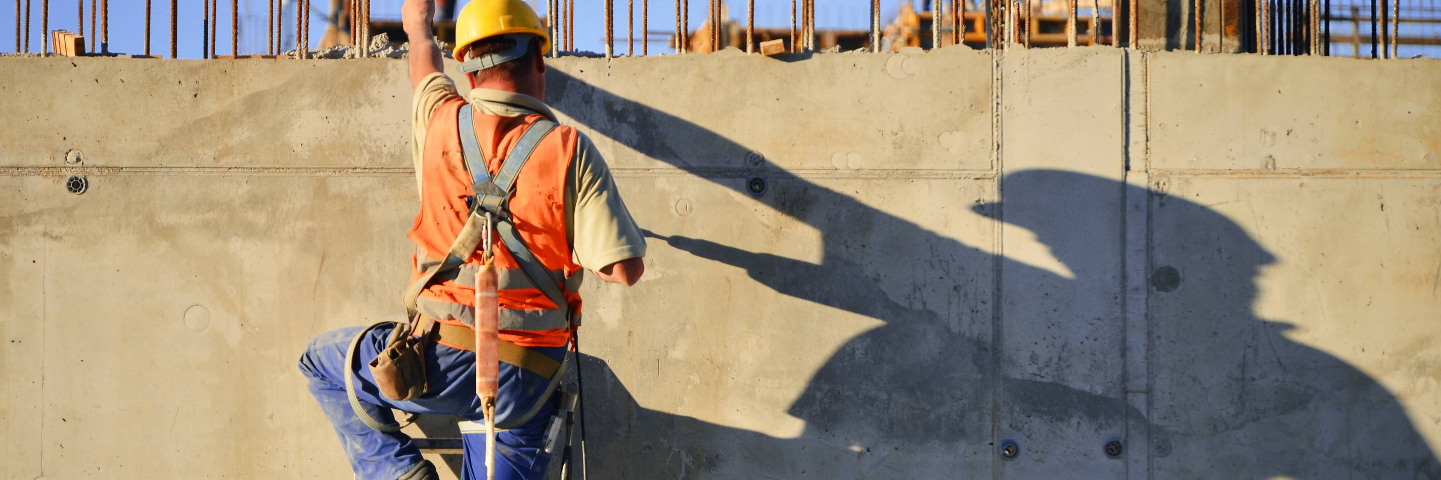 Should OSHA Require Safety Harnesses for Construction Workers?